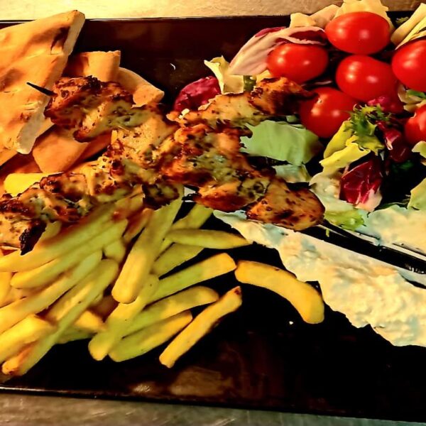 Souvlaki de pui si cartofi prajiti/Chicken souvlaki and French fries