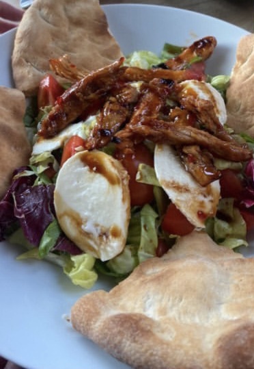 Salata cu piept de curcan caramelizat/Salad with caramelized turkey breast