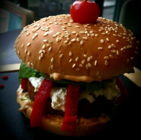Burger vegetarian cu branza de capra, vinete si ardei copt/Vegetarian burger with goat cheese, eggplant and baked pepper
