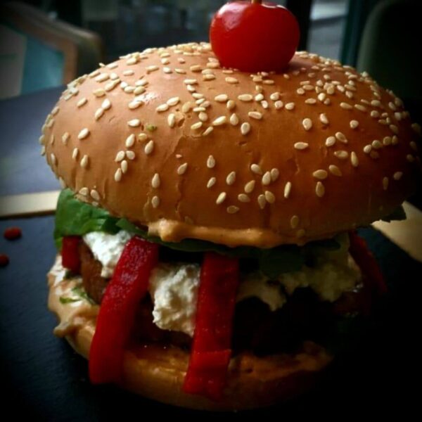 Burger vegetarian cu branza de capra, vinete si ardei copt/Vegetarian burger with goat cheese, eggplant and baked pepper