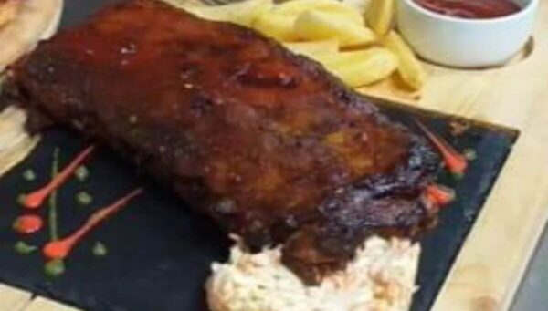 Coaste bbq cu cartofi si salata/BBQ ribs with potatoes and salad