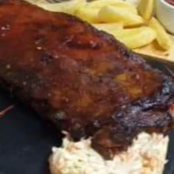 Coaste bbq cu cartofi si salata/BBQ ribs with potatoes and salad