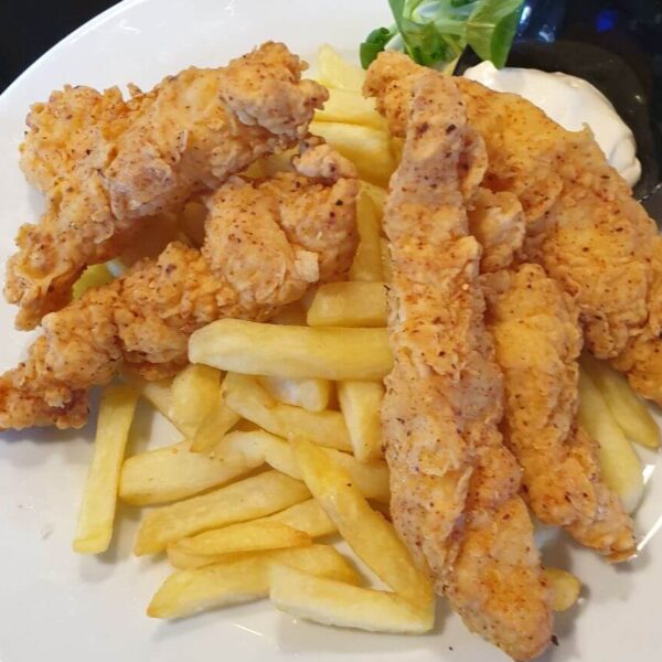 Crispy strips cu sos mayo si cartofi pai/Crispy strips with mayo sauce and French fries Crispy strips cu sos mayo si cartofi pai/Crispy strips with mayo sauce and French fries
