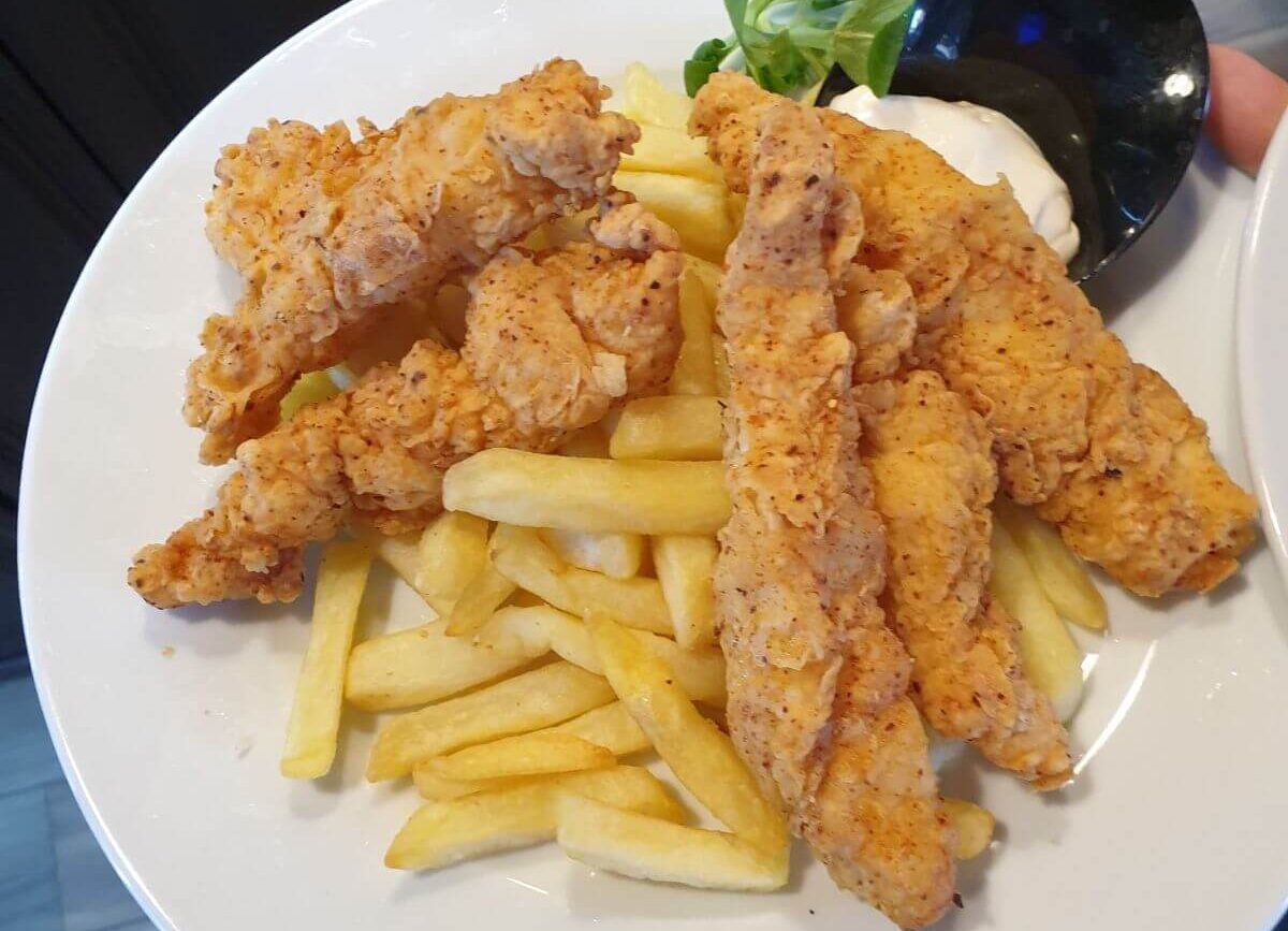 Crispy strips cu sos mayo si cartofi pai/Crispy strips with mayo sauce and French fries