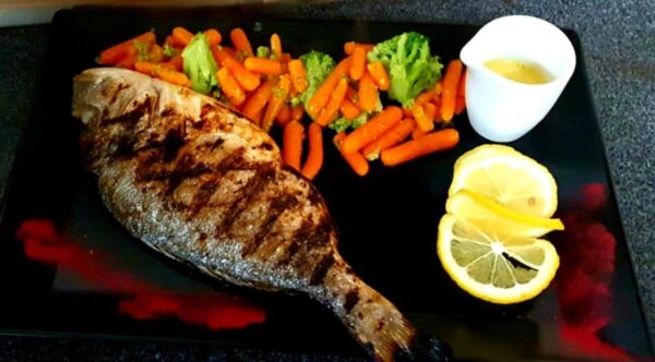 Dorada la grill cu legume sote si sos olandez/Grilled sea bream with sautéed vegetables and hollandaise sauce