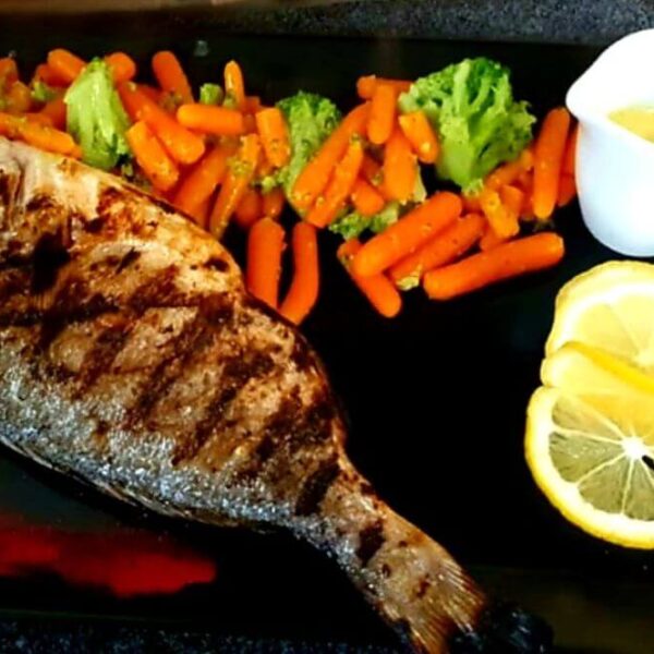 Dorada la grill cu legume sote si sos olandez/Grilled sea bream with sautéed vegetables and hollandaise sauce