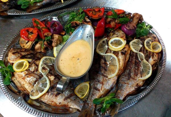 Dorada la grill cu sos de lamaie/Grilled sea bream with lemon sauce