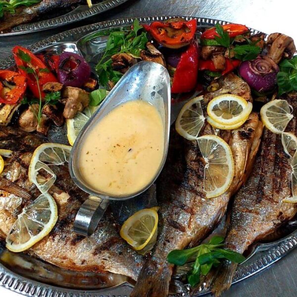 Dorada la grill cu sos de lamaie/Grilled sea bream with lemon sauce