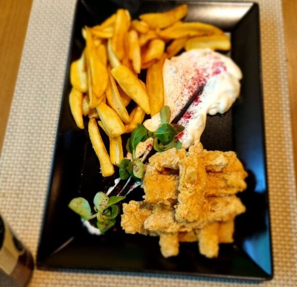 Fish & Chips cu Sos Tartar/Fish & Chips with Tartar Sauce