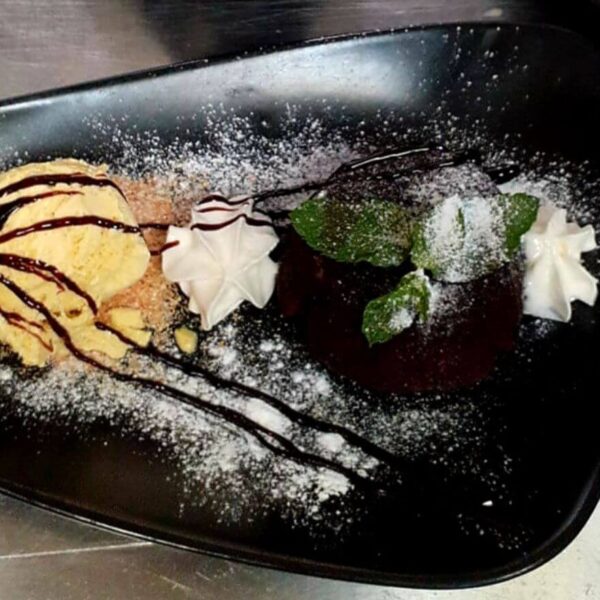 Lava cake ciocolata belgiana si inghetata de vanilie/Belgian chocolate lava cake and vanilla ice cream
