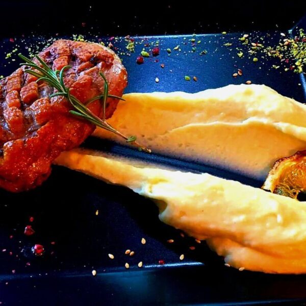 Piept de rata cu sos de portocale si piure cu trufe/Duck breast with orange sauce and truffle mashed potatoes Piept de rata cu sos de portocale si piure cu trufe/Duck breast with orange sauce and truffle mashed potatoes