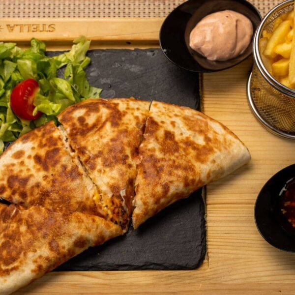 Quesadilla de pui cheese sos la alegere/Chicken quesadilla with cheese and sauce of your choice