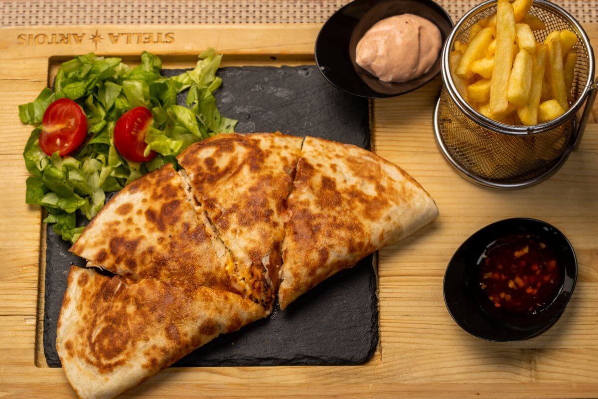 Quesadilla de pui cu pancetta sos la alegere/Chicken quesadilla with pancetta and sauce of your choice