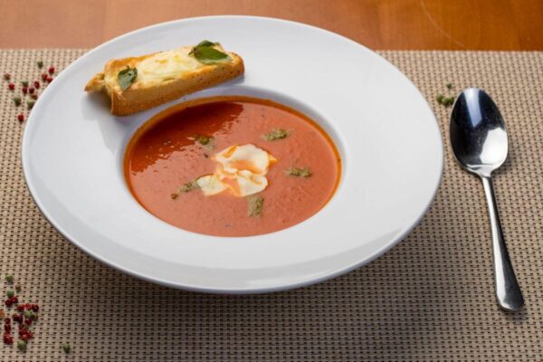 Supa crema de rosii cu pesto si mozzarella/Cream of tomato soup with pesto and mozzarella