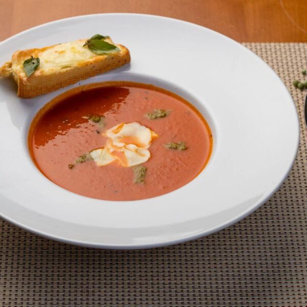 Supa crema de rosii cu pesto si mozzarella/Cream of tomato soup with pesto and mozzarella