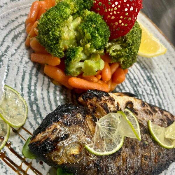 Dorada la grill cu legume sote si sos olandez/Grilled sea bream with sautéed vegetables and hollandaise sauce