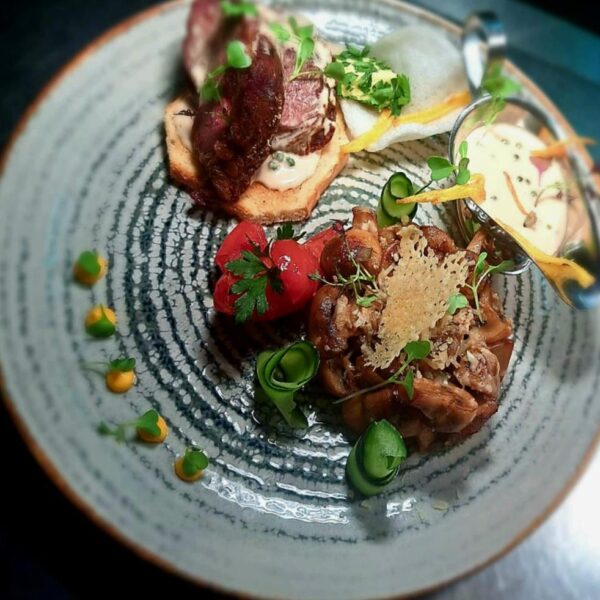 Muschi de vita cu salsa de piper verde si ciuperci sote cu parmezan/Beef tenderloin with green pepper salsa and sautéed mushrooms with parmesan