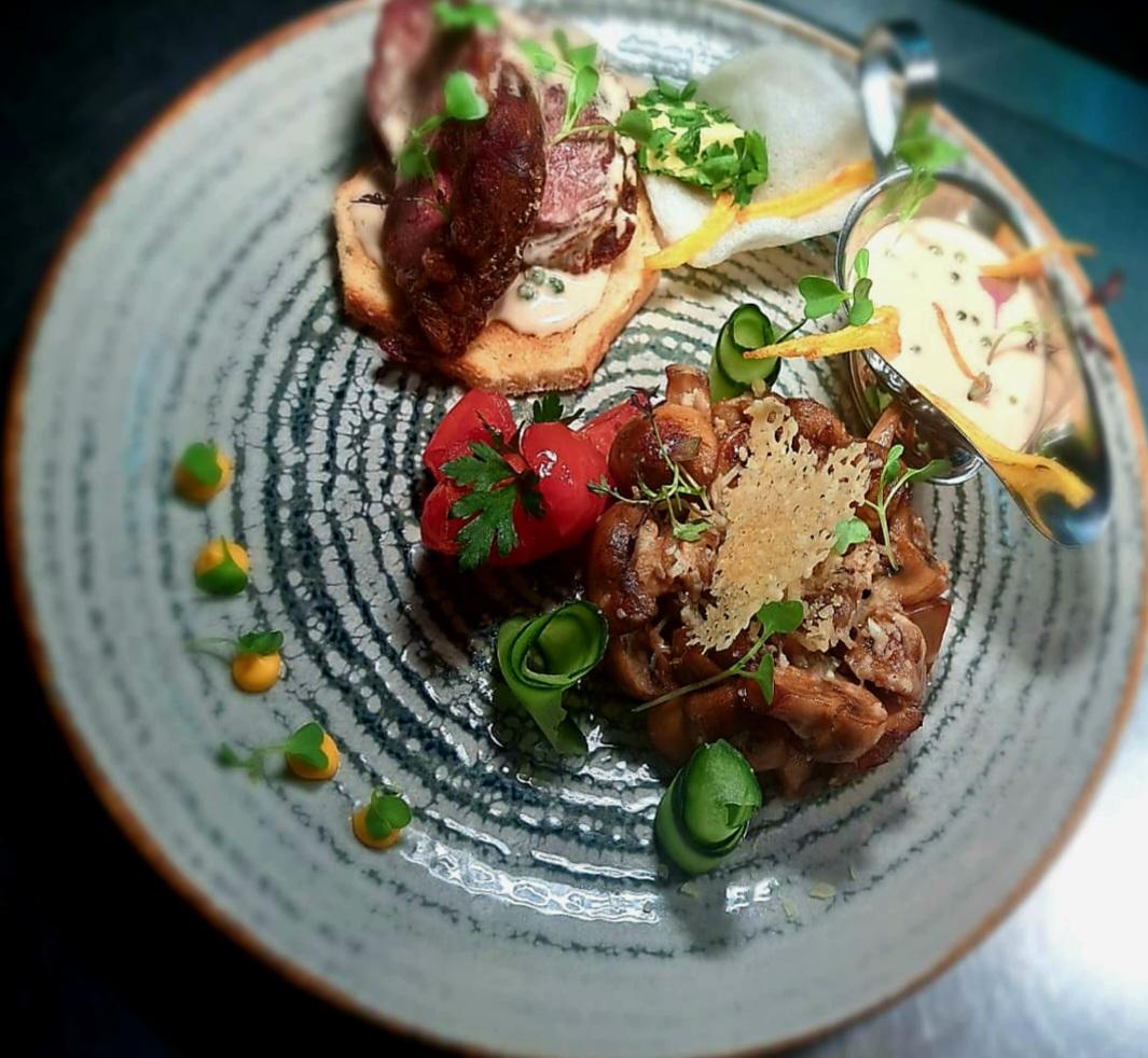 Muschi de vita cu salsa de piper verde si ciuperci sote cu parmezan/Beef tenderloin with green pepper salsa and sautéed mushrooms with parmesan