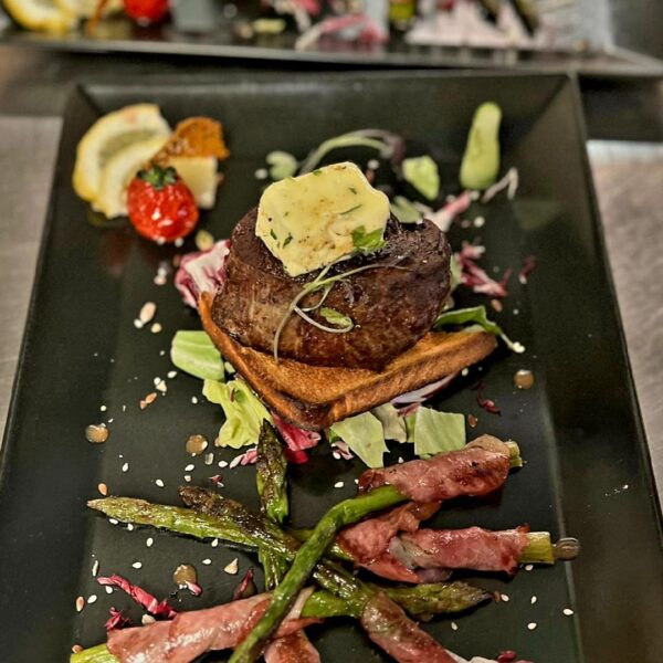 Muschi de vita la grill cu unt aromatizat si sparanghel cu sau fara bacon/Grilled beef tenderloin with flavored butter and asparagus, with or without bacon