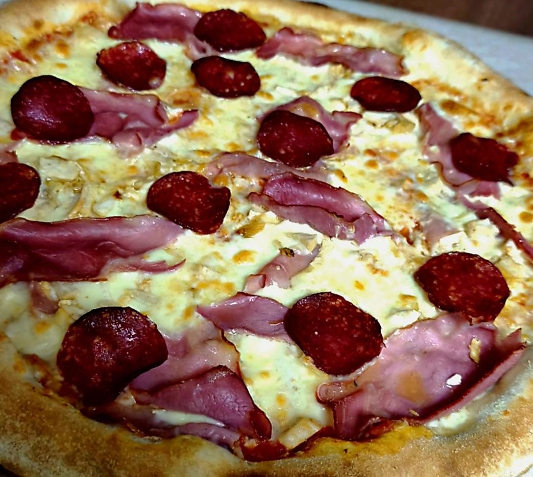 Pizza Quattro Carni/ All Meats Pizza
