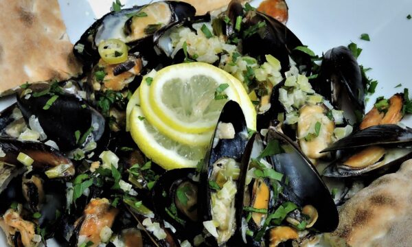 Midii in stil grecesc in sos de vin si foccacia/Mussels in Greek style with wine sauce and focaccia