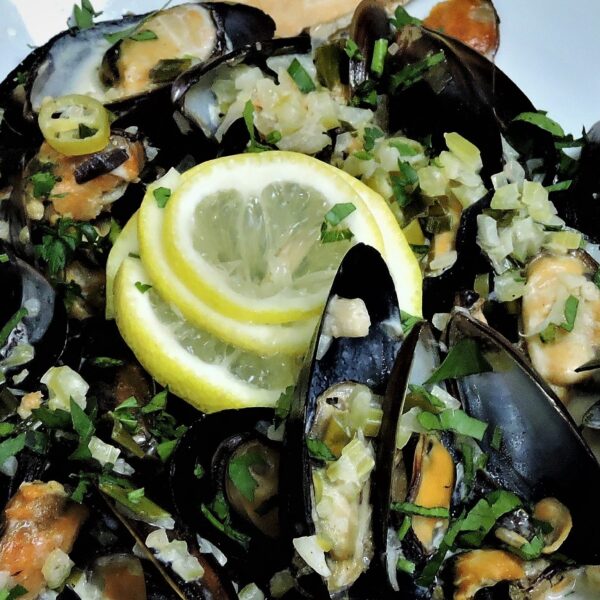 Midii in stil grecesc in sos de vin si foccacia/Mussels in Greek style with wine sauce and focaccia