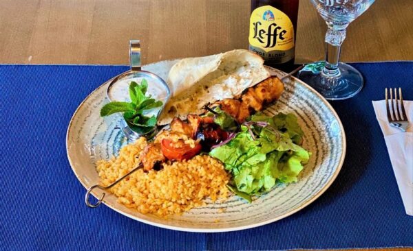 Frigarui de pui Sis Tauk cu orez turcesc/Chicken skewers Sis Tauk with Turkish rice