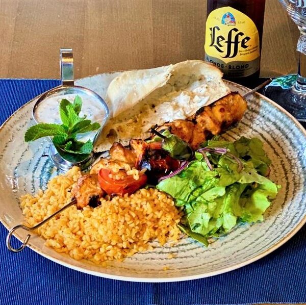 Frigarui de pui Sis Tauk cu orez turcesc/Chicken skewers Sis Tauk with Turkish rice Frigarui de pui Sis Tauk cu orez turcesc/Chicken skewers Sis Tauk with Turkish rice
