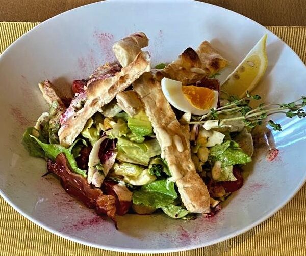 Salata Cobb cu piept de pui, blue cheese si avogado/Cobb salad with chicken breast, blue cheese, and avocado