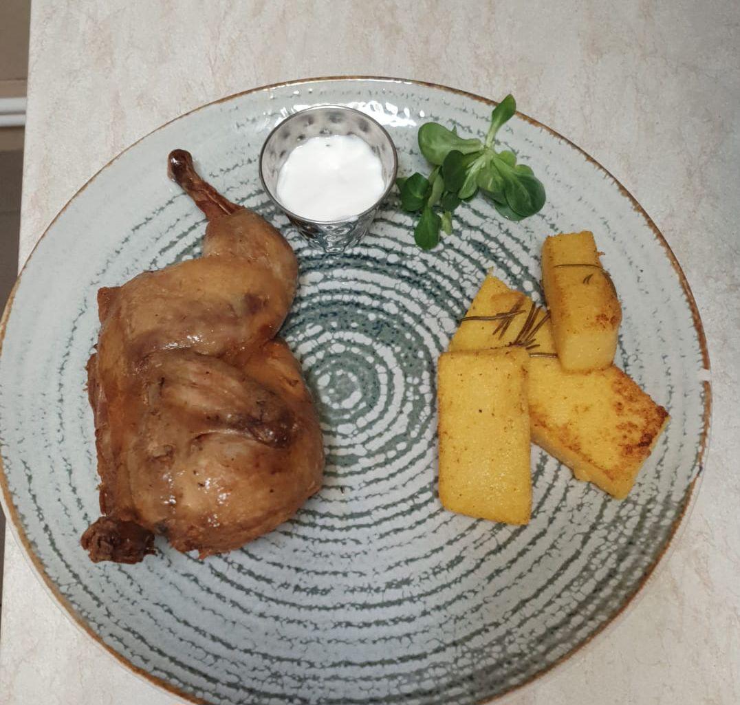 Pui la ceaun cu mamaliguta fripta si sos de usturoi/Chicken in a cauldron with fried polenta and garlic sauce