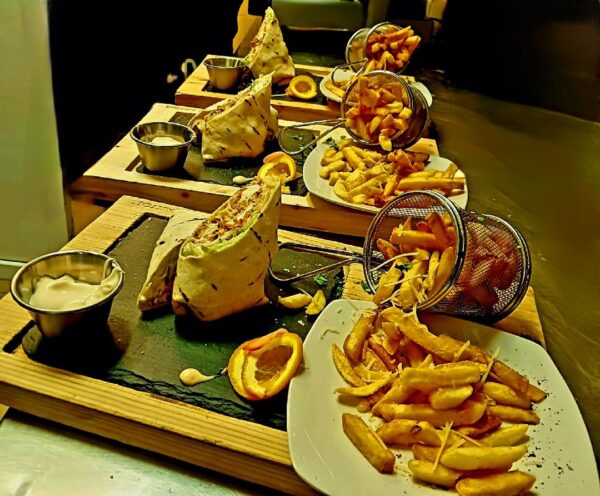 Wrapp de pui crispy si cartofi prajiti/Crispy chicken wrap and French fries
