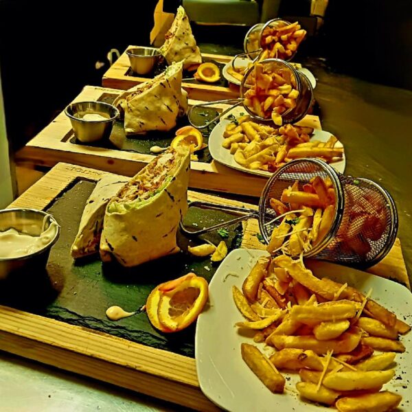 Wrapp de pui crispy si cartofi prajiti/Crispy chicken wrap and French fries Wrapp de pui crispy si cartofi prajiti/Crispy chicken wrap and French fries