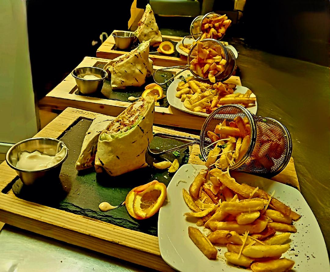 Wrapp de pui crispy si cartofi prajiti/Crispy chicken wrap and French fries