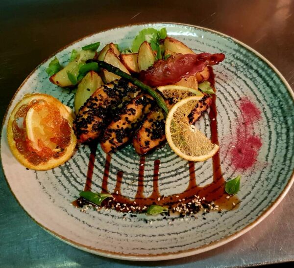 Somon in crusta de susan negru, sparanghel si cartof copt/Salmon in black sesame crust, asparagus, and baked potato