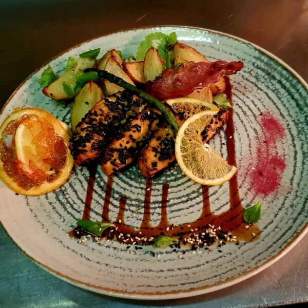 Somon in crusta de susan negru, sparanghel si cartof copt/Salmon in black sesame crust, asparagus, and baked potato