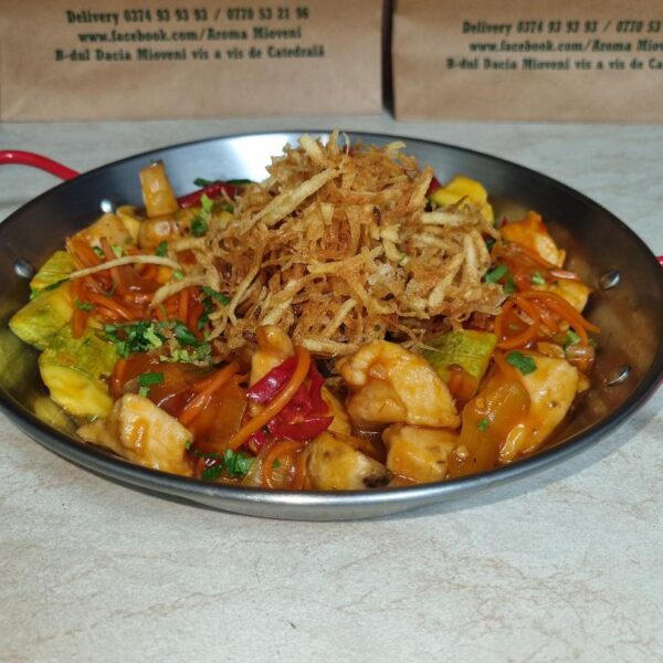 Tigaie de pui cu legume si cartofi crispy/Chicken skillet with vegetables and crispy potatoes Tigaie de pui cu legume si cartofi crispy/Chicken skillet with vegetables and crispy potatoes