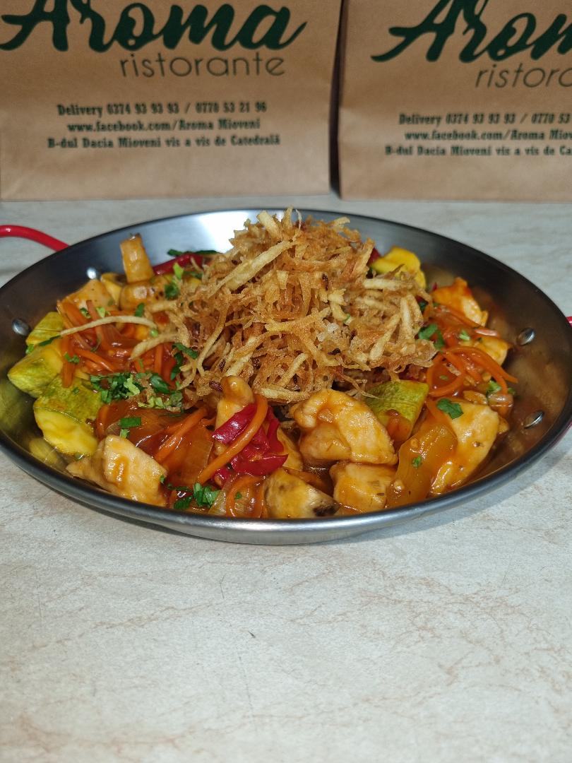 Tigaie de pui cu legume si cartofi crispy/Chicken skillet with vegetables and crispy potatoes