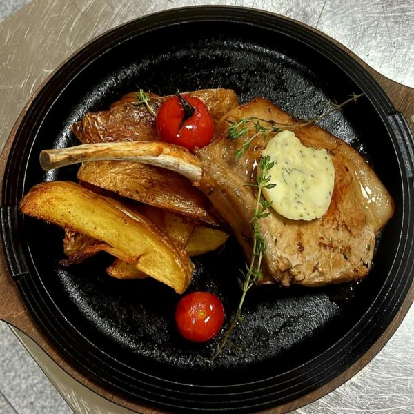 Cotlet de porc iberic cu os si cartofi wedges naturali/Iberian pork chop with bone and natural potato wedges