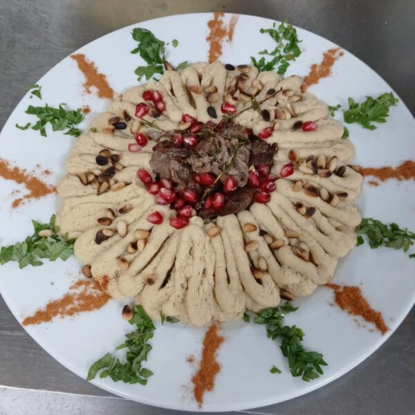 Hummus libanez cu vita aromatizata si rodie/Lebanese hummus with flavored beef and pomegranate