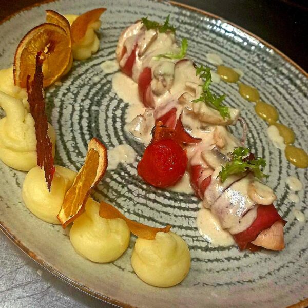 Piept de pui Supreme cu prosciutto crudo, piure si sos fin de prosecco/Supreme chicken breast with prosciutto crudo, mashed potatoes, and fine prosecco sauce Piept de pui Supreme cu prosciutto crudo, piure si sos fin de prosecco/Supreme chicken breast with prosciutto crudo, mashed potatoes, and fine prosecco sauce