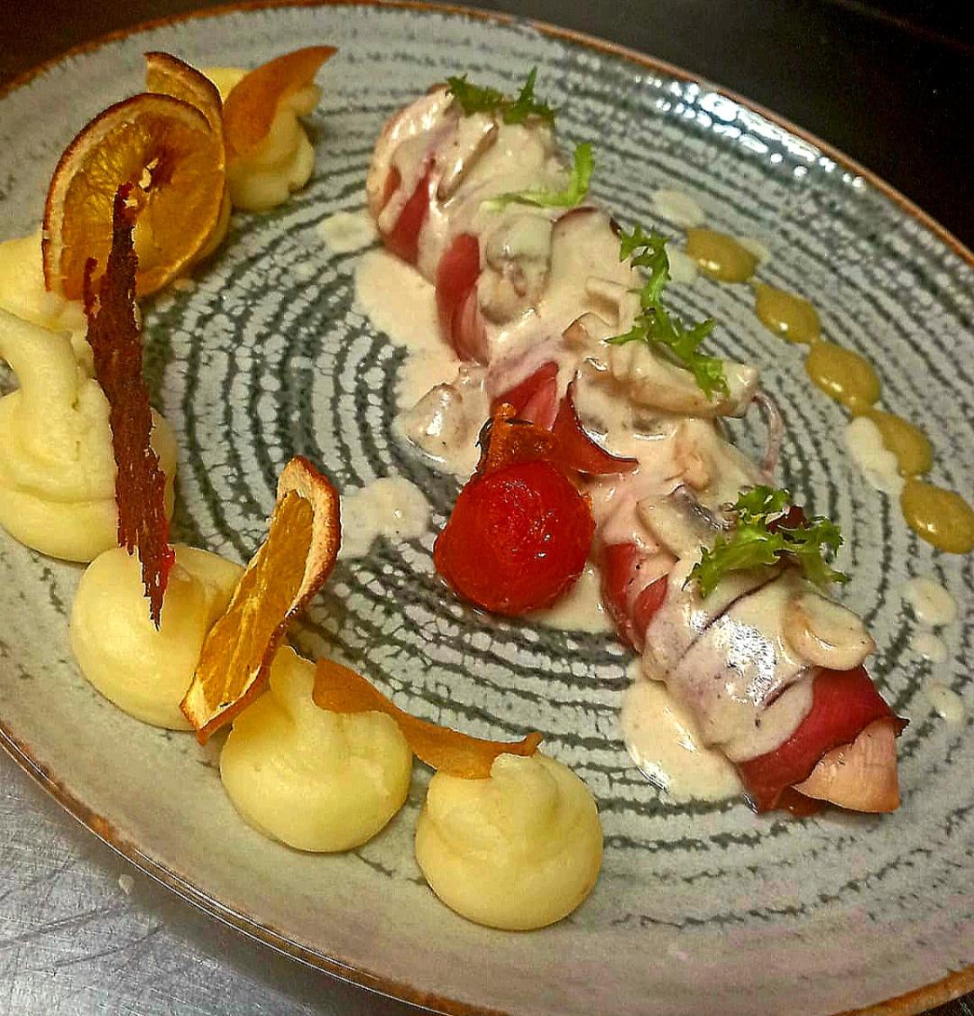 Piept de pui Supreme cu prosciutto crudo, piure si sos fin de prosecco/Supreme chicken breast with prosciutto crudo, mashed potatoes, and fine prosecco sauce